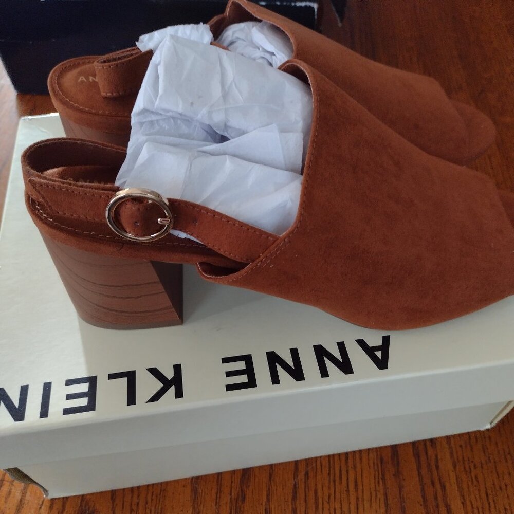 Anne Klein NIB Akrori Saddle block heel sandal iflex